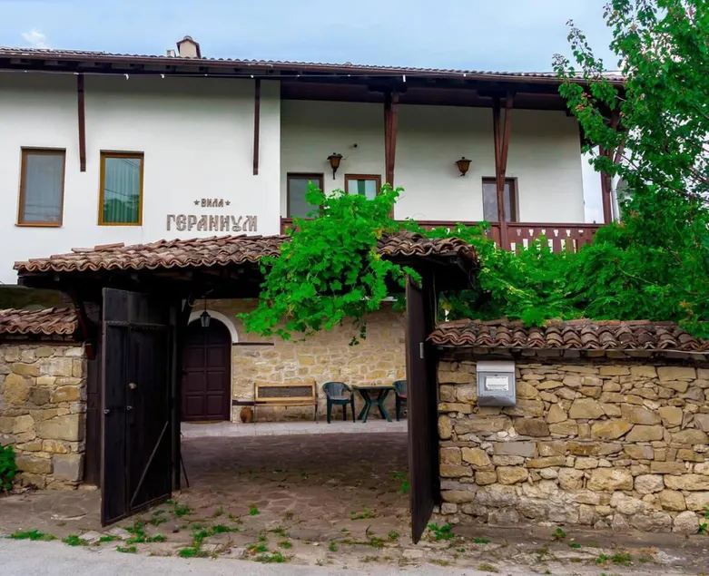 Lovely 5-bed Authentic House in the Arbanasi - Image 1