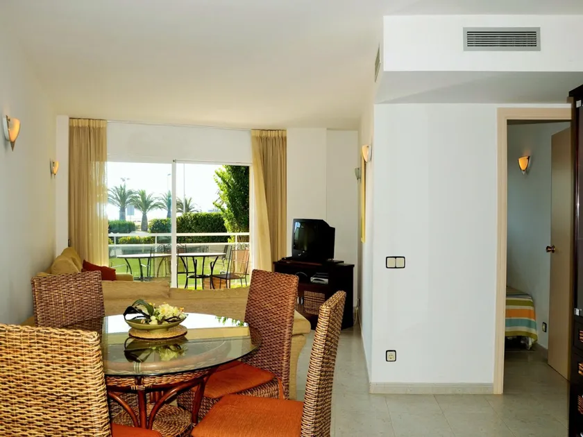 Beachfront Apartment in Estartit with Garden - Image 1