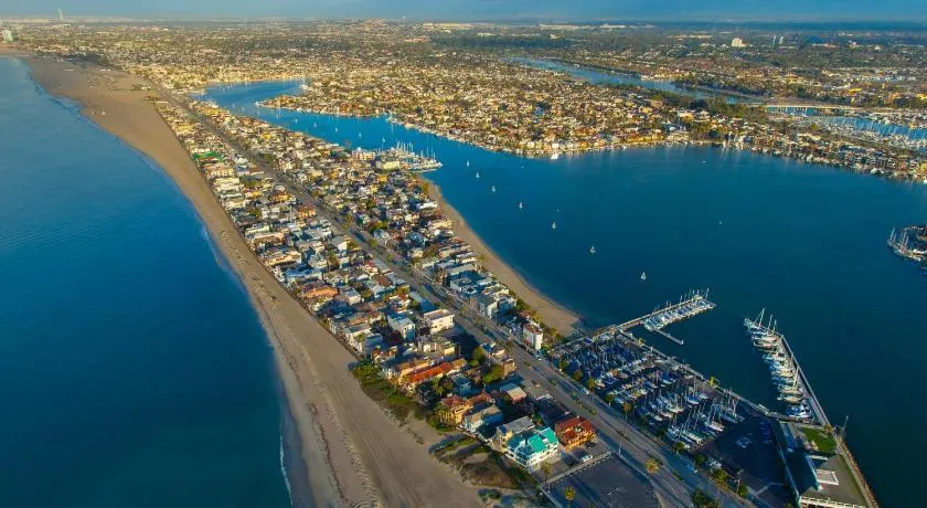 Peninsula Hideaway Apartment • Alamitos Bay - Image 1