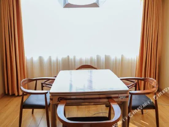 Baihui Holiday Hotel - Image 1