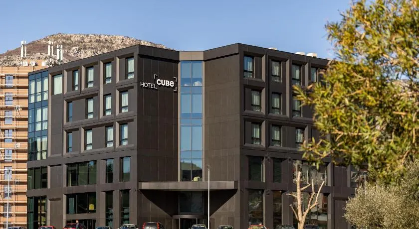 Hotel Cube - Image 1