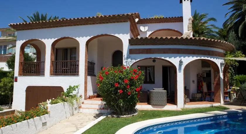 Villa entièrement équipée avec barbecue, jardin et terrasse | À côté de la plage - Image 1