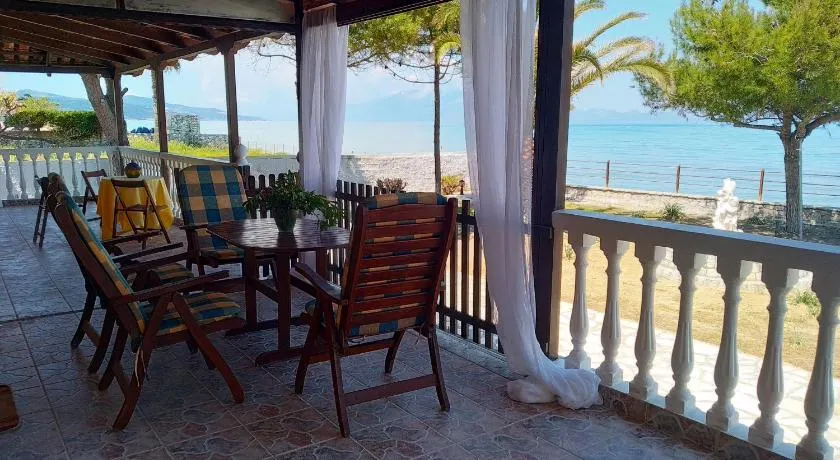 Sea Whispers Beach House - Image 1