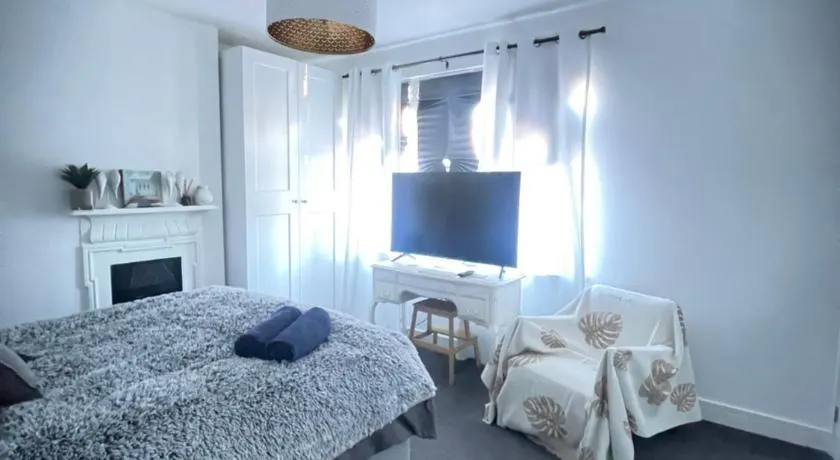 Artsy Minimalist Suite - Image 1