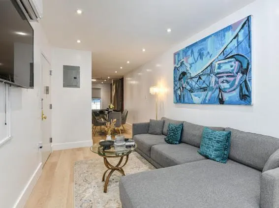 Modern Chic 3BR-Heart of FiDi Seaport - Image 1