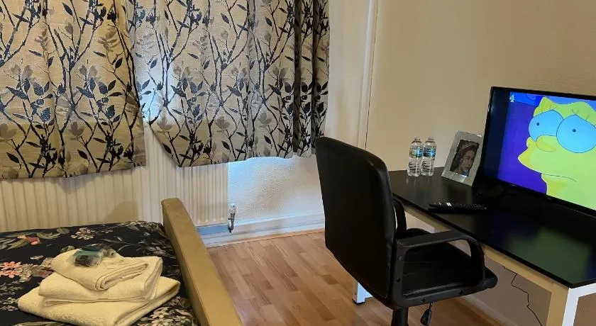 MJ Serviced Apartment up to 6 Guest - Luxurious living in West London next to Tube station & Central London - Image 1