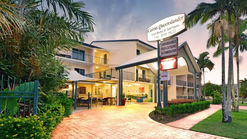 Cairns Queenslander Hotel & Apartments - Image 1