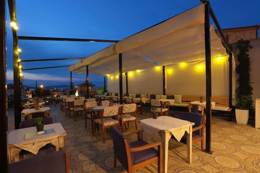 Cunda House Küçük Otel - Image 1