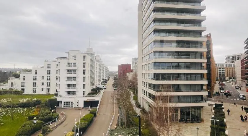 London city airport 2 bed apartment - Image 1