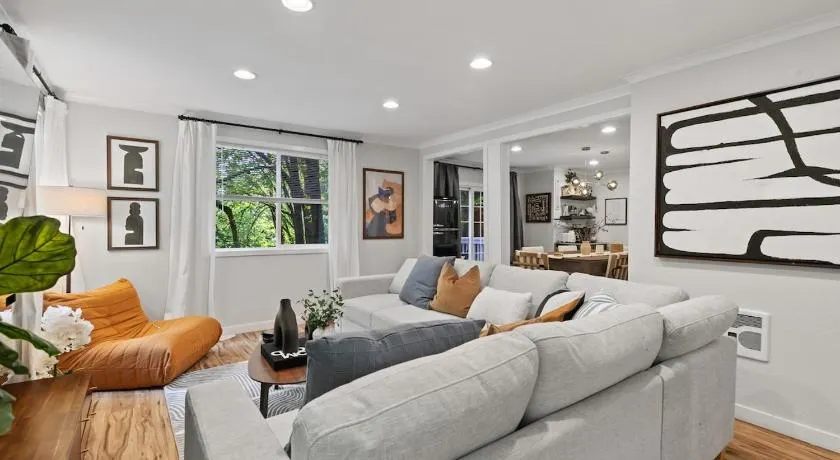Spacious Stylish Modern Daylight Basement Retreat King Bed Office - Bellevue - Image 1