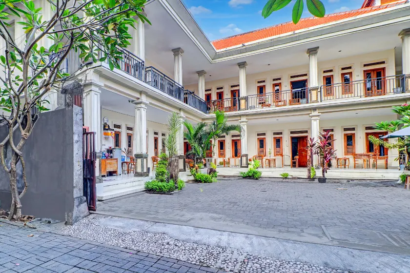 Dancenter Budget Door Legian Inn - Image 1