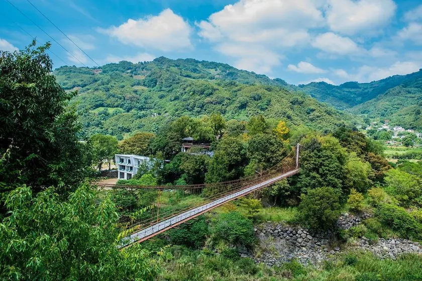 Hu Shan Hot Spring Hotel - Image 1