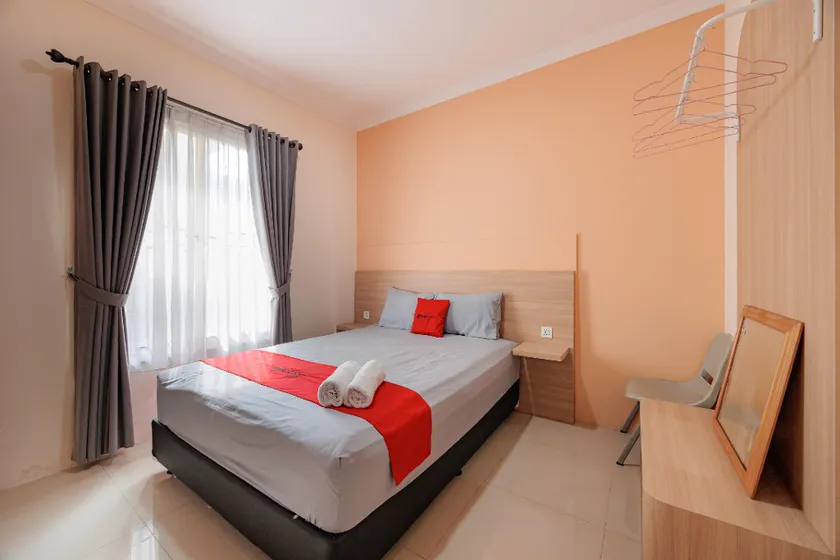 RedDoorz near Siloam Karawaci 3 - Image 1