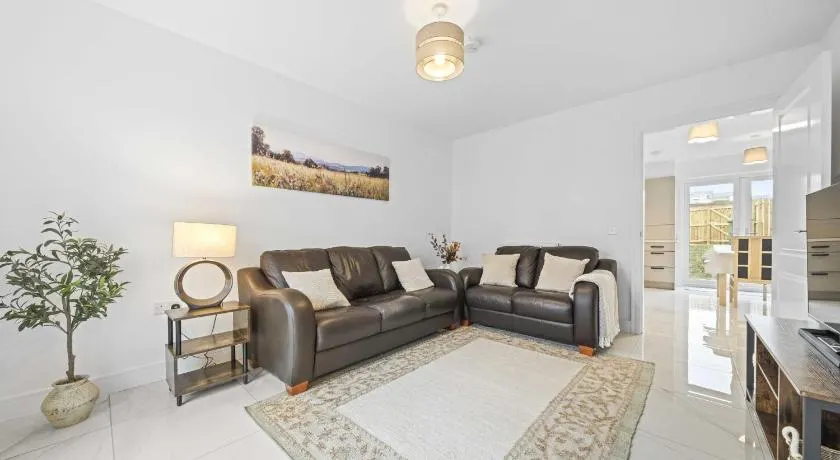 Fern Walk Spacious 3 Bedroom House - Dalkeith - Image 1