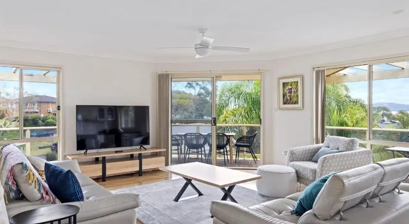 pet friendly - Views- Meters to the Beach & Anchorage Port Stephens - Image 1