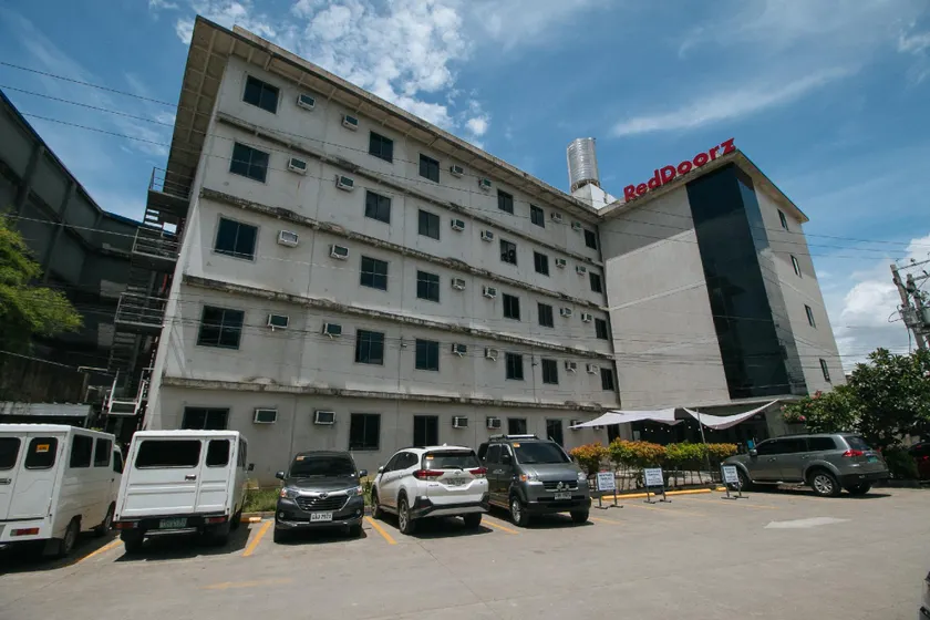RedDoorz @ Insular Square Mandaue City - Image 1