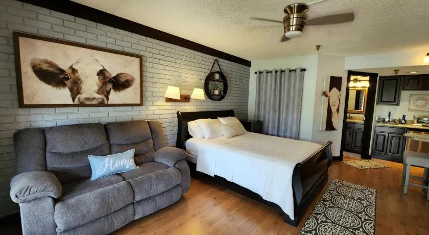 River Ranch Getaway! First Floor, Steps to Pool! 136 - Image 1