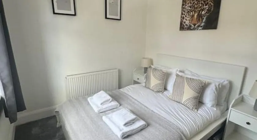 Simonside Apartment - Sleeps 6 -parking - Image 1