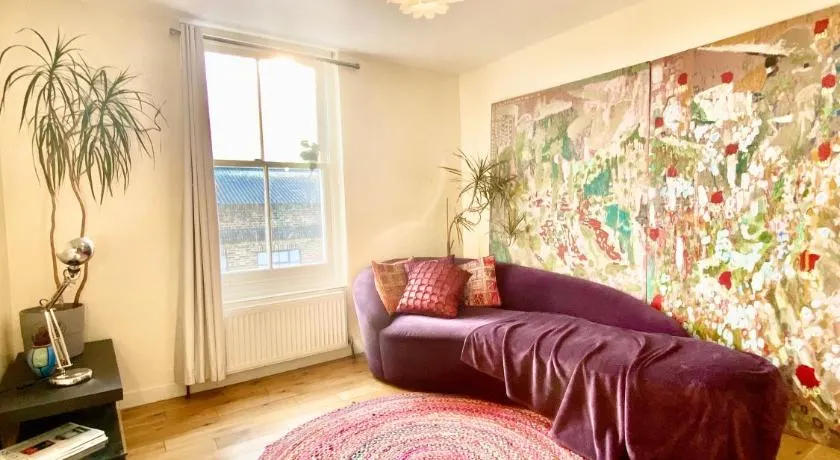 London's Central East End 2 Bedroom City Apartments - Image 1