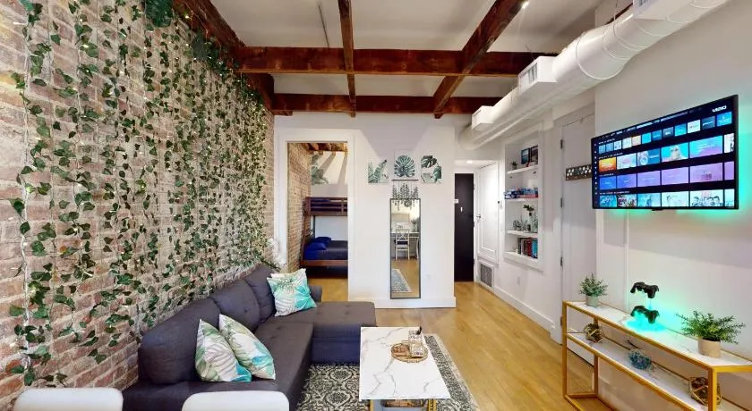 Chic Penthouse with bus stop at doorstep - 15 Minutes to NYC - Image 1