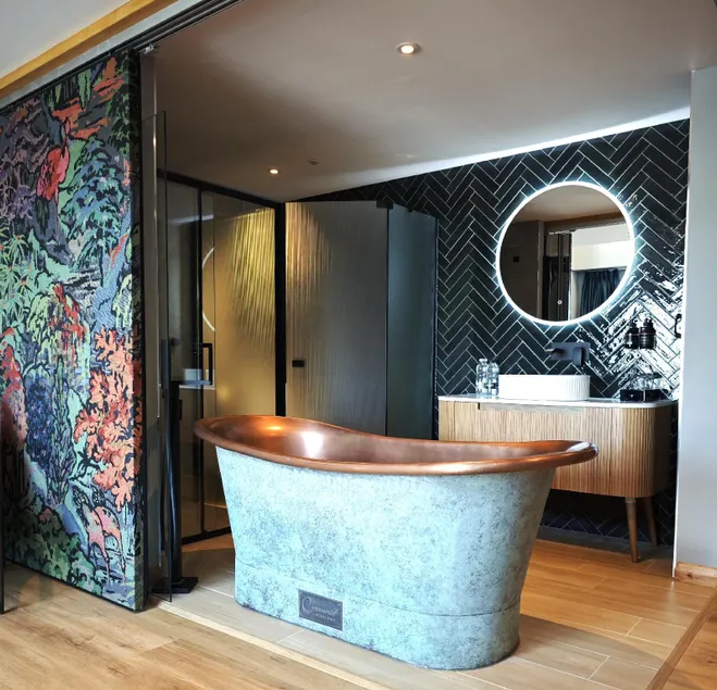 Pinnacle Suites Hotel - Image 1