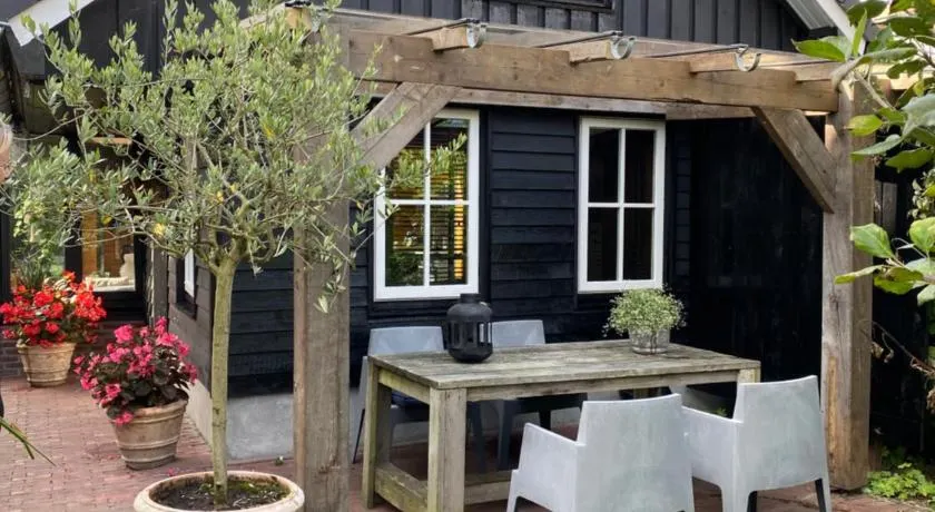 Uniek houten huis nabij bos en plassen - Image 1