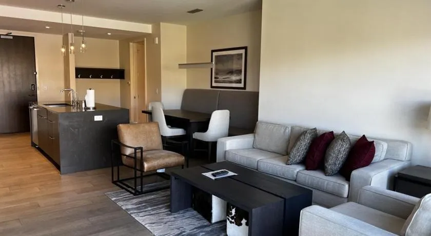 Appartement en copropriété avec piscine et jacuzzi | Vue montagne - Image 1