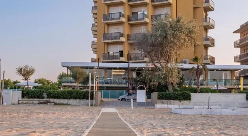 Hotel Crown - Image 1