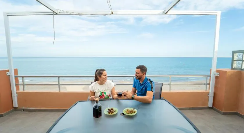 Primera línea de playa, Terraza frente al mar, Parking - Image 1