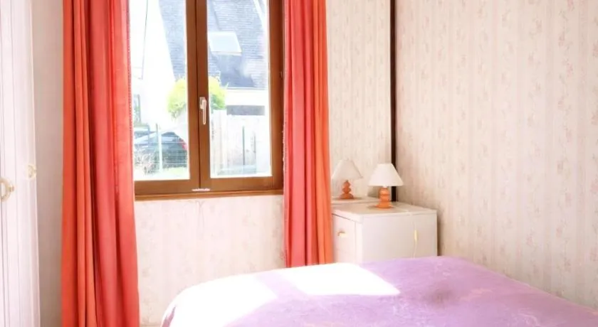 Etablissement commun avec chambre privé tranquille avec jardin a 10 min a pied de la gare de Fleury-les-Aubrais et 2 min d Orléans - Image 1