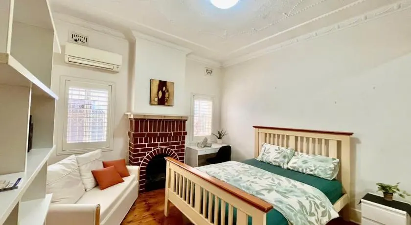 Relaxed Cosy Beach Room Close to Airport - Image 1
