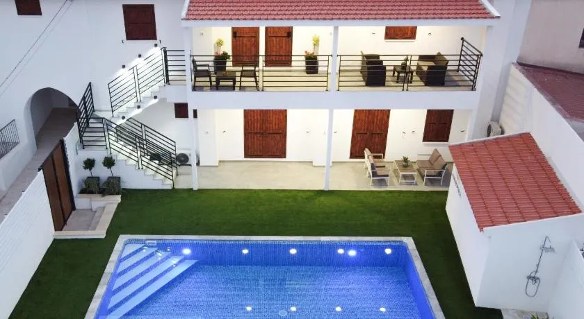 Kamaroporta Luxury Apartments - Image 1