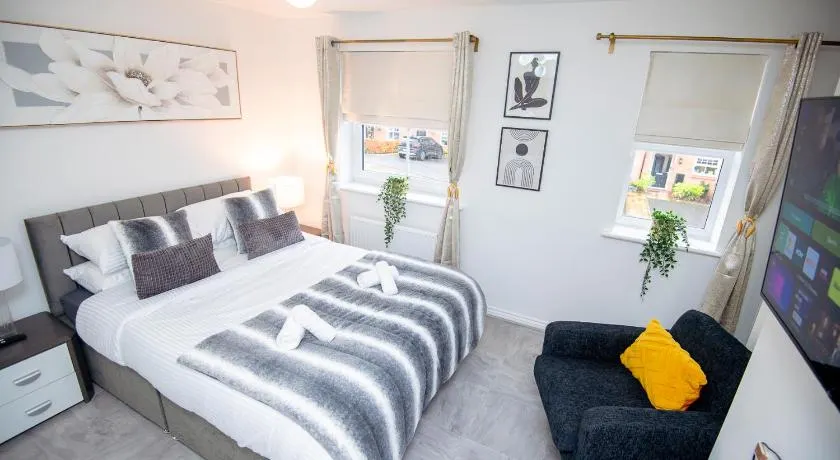 PG stays Spacious Entire 4 Bed house with Garden - Image 1