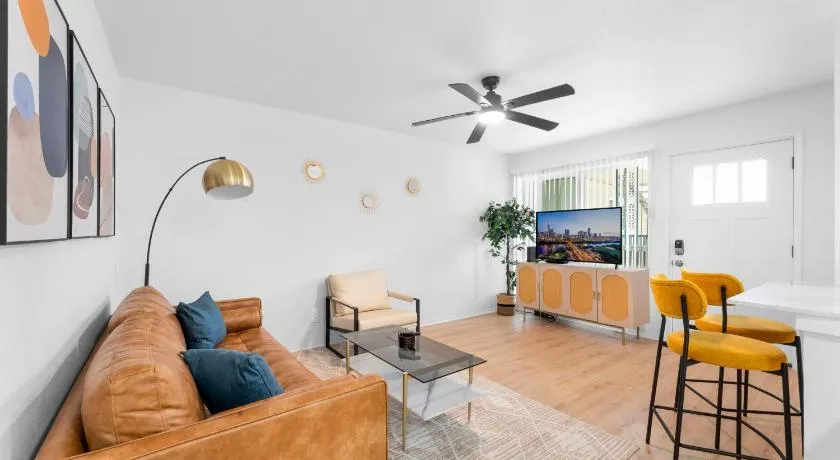 Central Hyde Park 2BR king suites close to UT, Moody Center, DT - Image 1