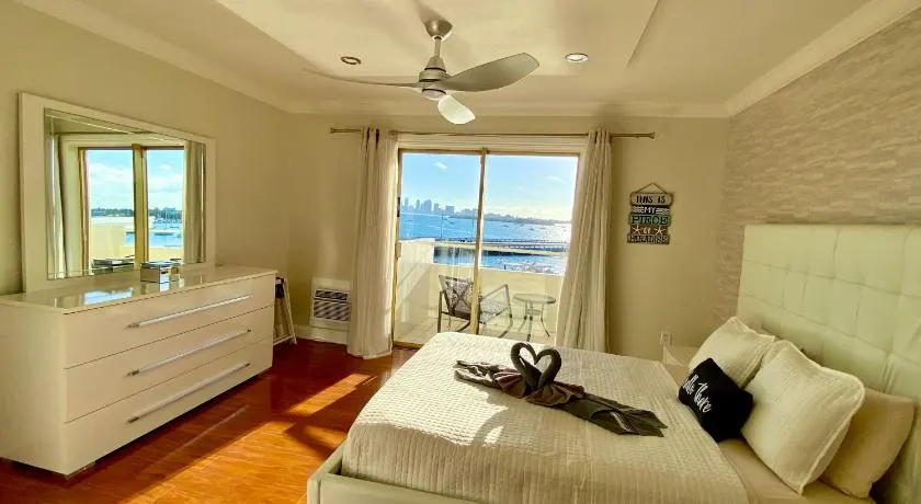 Deluxe waterfront one bedroom apartment with Miami Skyline view, free parking 5 mins drive to Miami Beach - Image 1