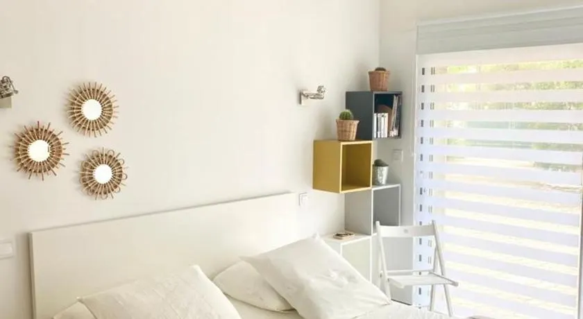 Chambre indépendante avec terrasse privée et piscine - Image 1