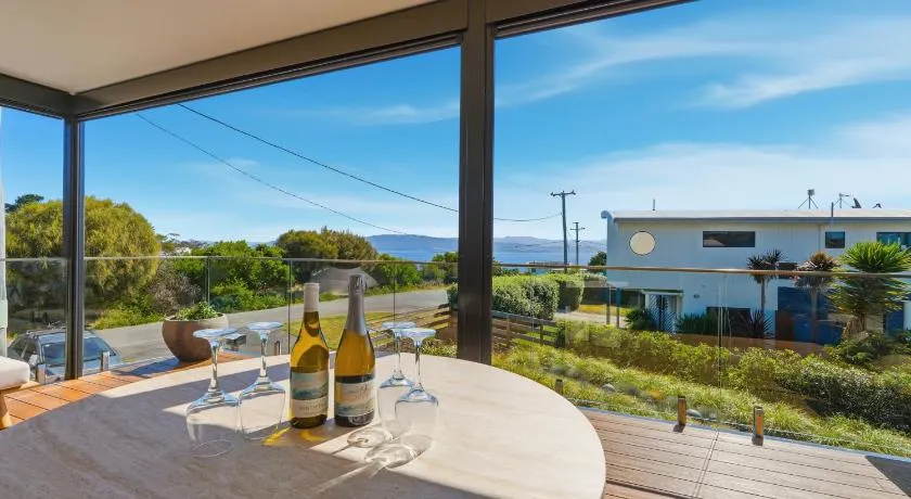 'The Bay Escape' Opossum Bay a beach side suburb 40 mins to city - Image 1