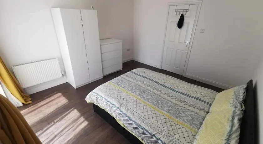 City Apartment Sleeps 4 with Garden - Image 1