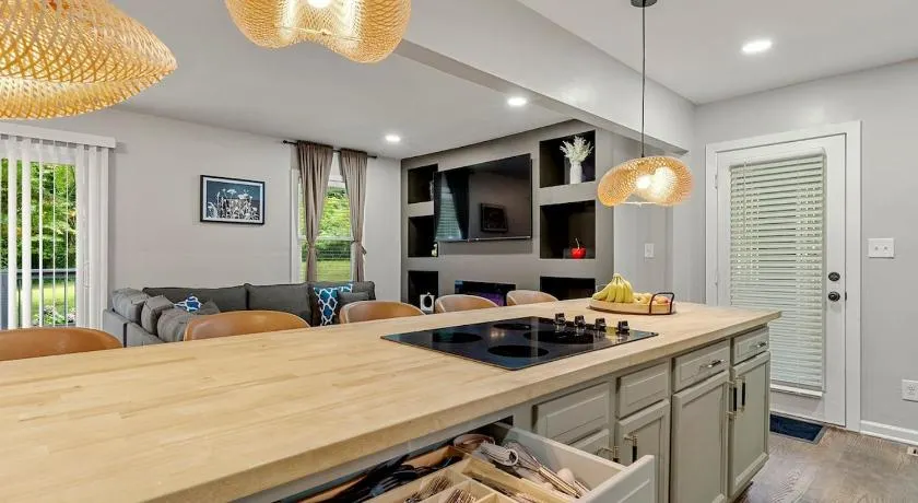 Elegant 5-Bedroom Luxury Haven - Image 1