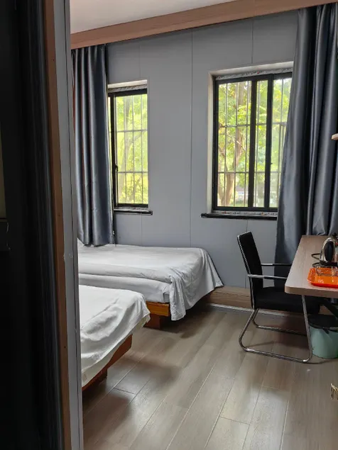 Zhongshan Hotel - Image 1