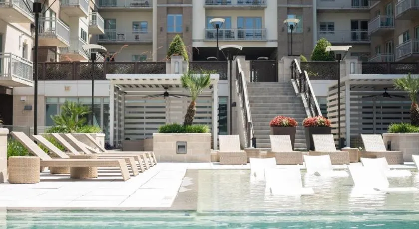 5 Min from everything Pool Gym Balcony - Image 1
