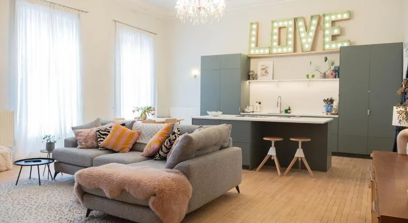 The Ballroom - Huge Apartment in Lichfield City Centre - Image 1