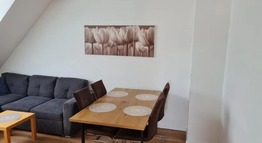 Schöne Dachgeschoss Wohnung - Image 1