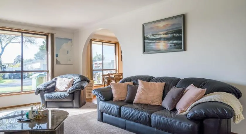 Solander's Retro Residence - By the Beach Group Stay - Image 1