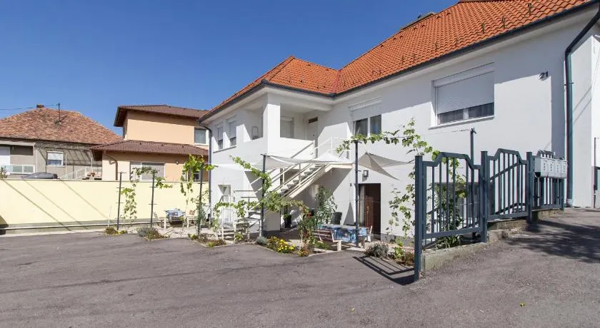 Déli Terasz B Apartman Free parking, self-check-in anytime - Image 1