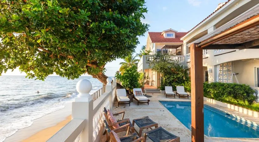 Tres Sirenas Beach Inn - Image 1