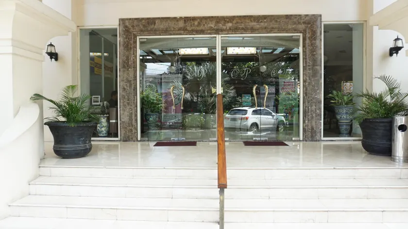 Roosseno Plaza Serviced Apartment - Image 1