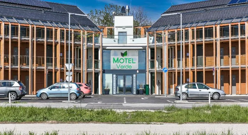 Motel Verde - Image 1
