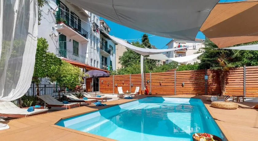 Evala luxury rooms with pool and garden - Image 1