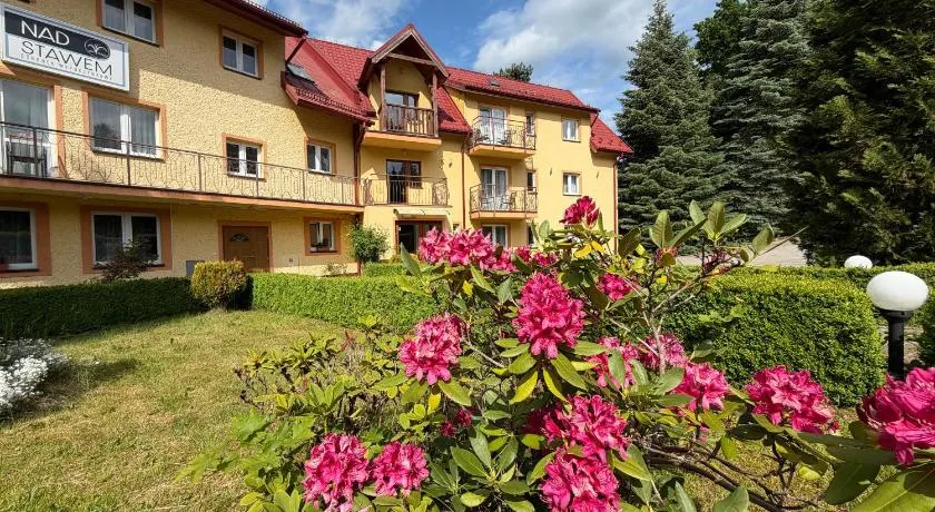 OŚRODEK WYPOCZYNKOWY NAD STAWEM - przy promenadzie, wybierany przez Gości ceniących ciszę i komfortowy wypoczynek w bezpośrednim sąsiedztwie parku zdrojowego z tężnią solankową - bez śniadań - Image 1
